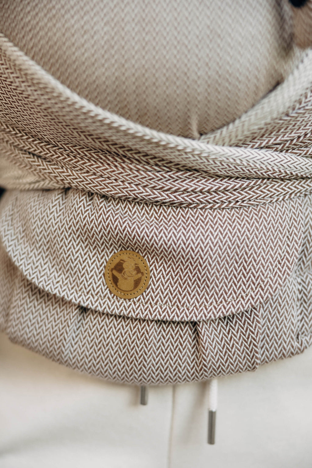 LennyHybrid félcsatos hordozó 100% pamut | LITTLE HERRINGBONE ALMOND