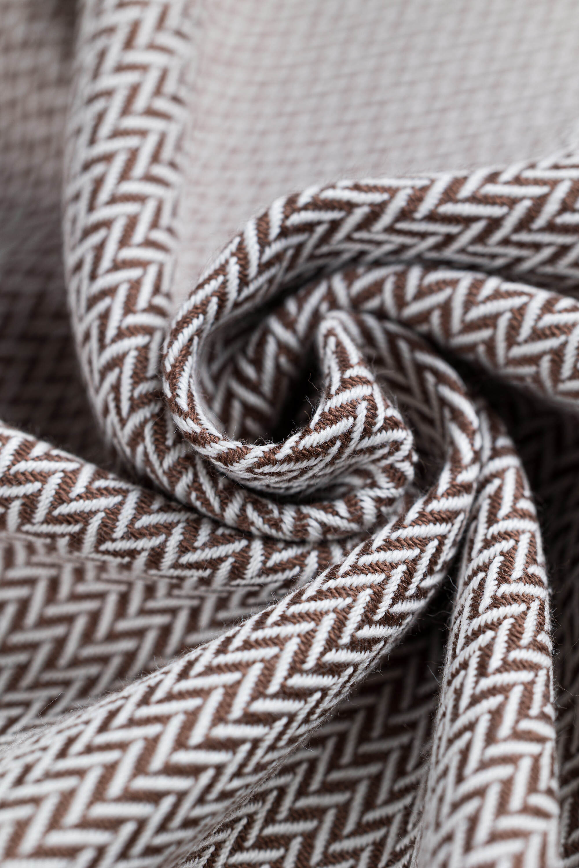 LennyHybrid félcsatos hordozó 100% pamut | LITTLE HERRINGBONE ALMOND