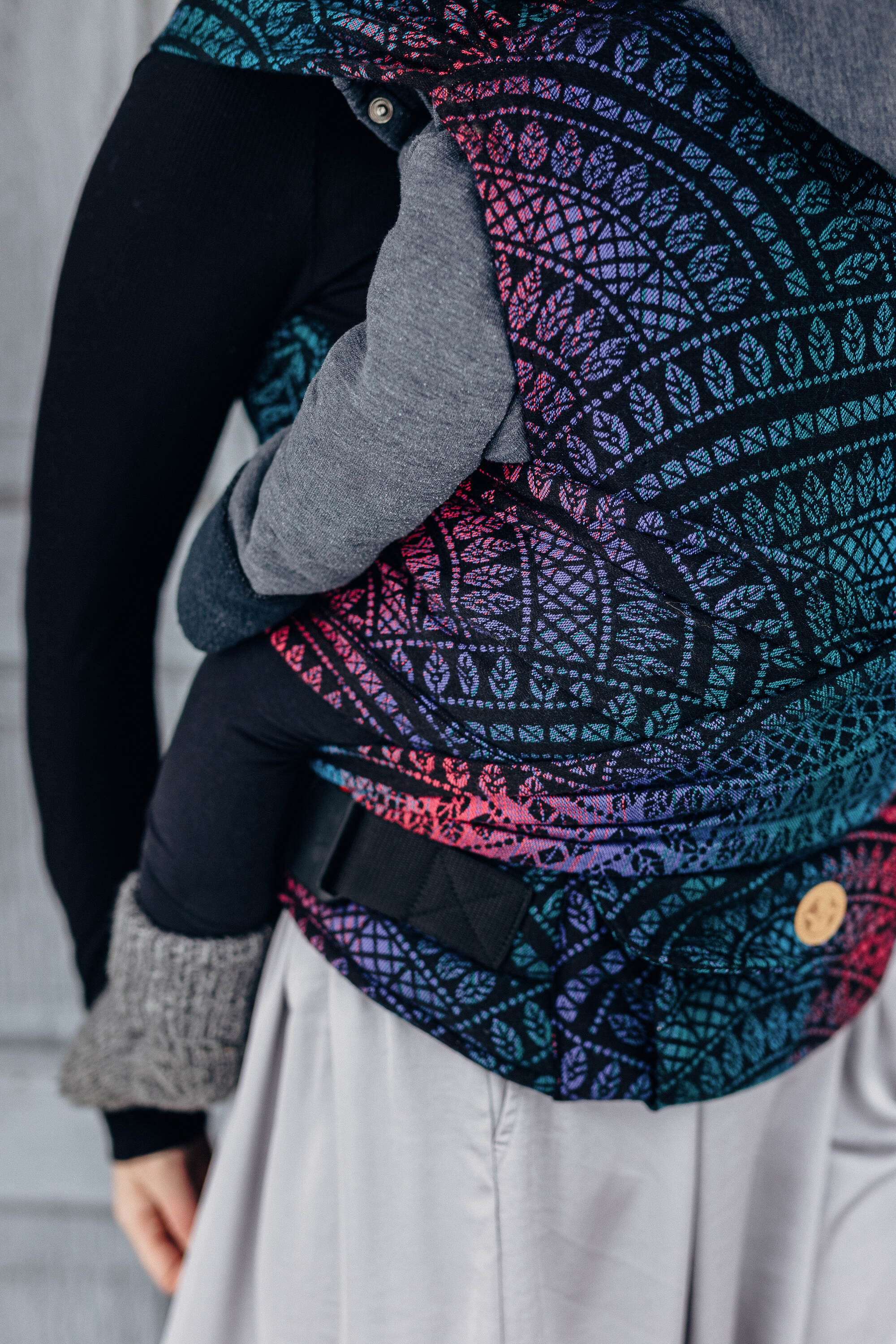 LennyHybrid félcsatos hordozó 60% pamut, 28% merinói gyapjú, 8% selyem, 4% kasmír| PEACOCK'S TAIL - BLACK OPAL