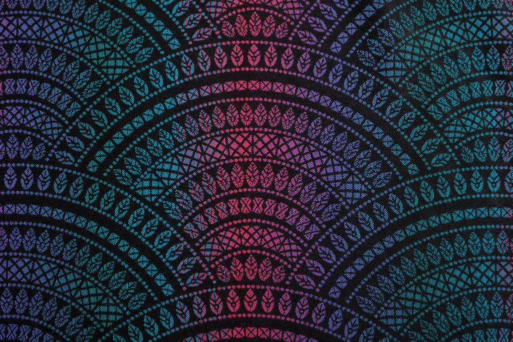 LennyLight csatos hordozó 60% pamut, 28% merinói gyapjú, 8% selyem, 4% kasmír | PEACOCK'S TAIL - BLACK OPAL