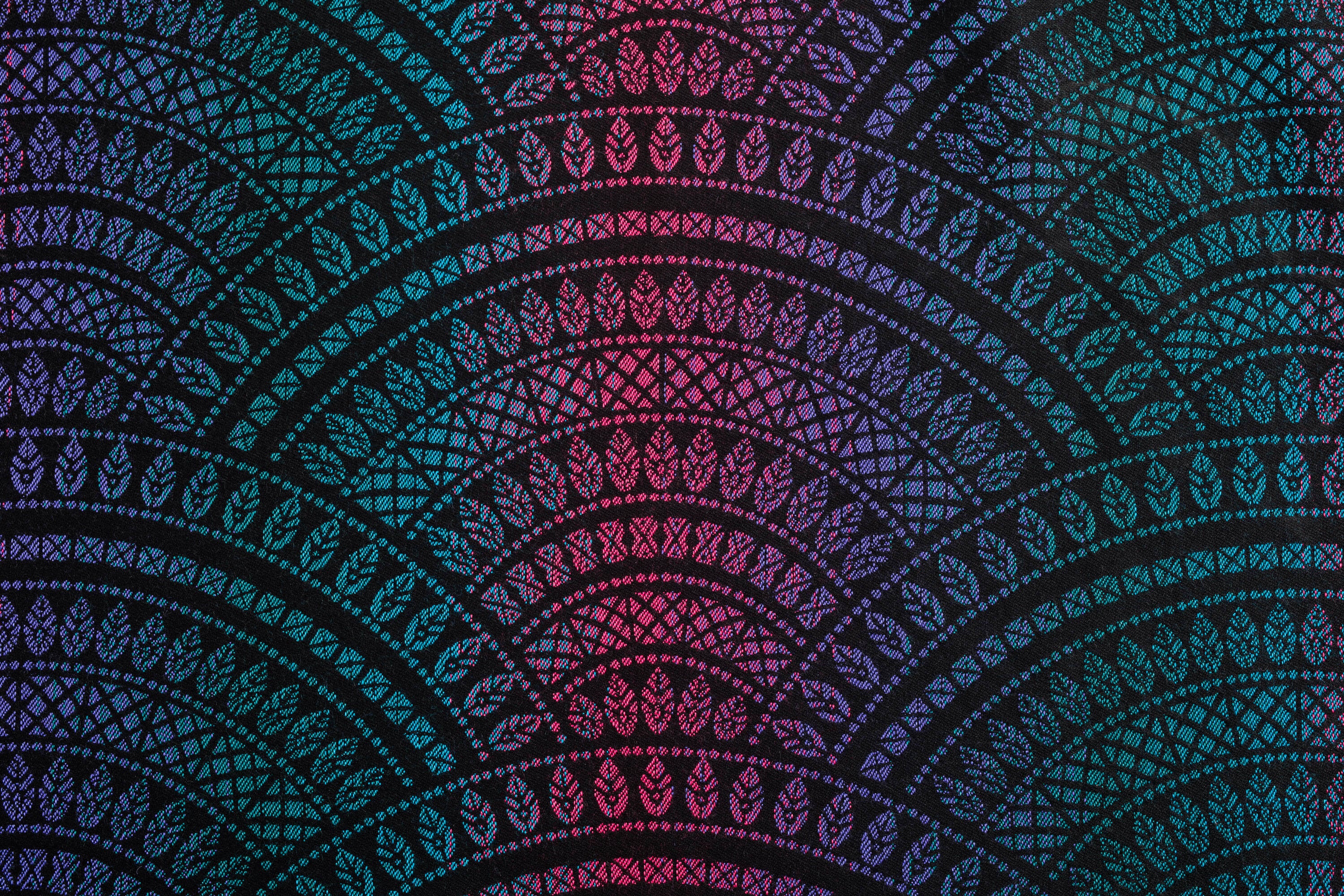 LennyLight csatos hordozó 60% pamut, 28% merinói gyapjú, 8% selyem, 4% kasmír | PEACOCK'S TAIL - BLACK OPAL