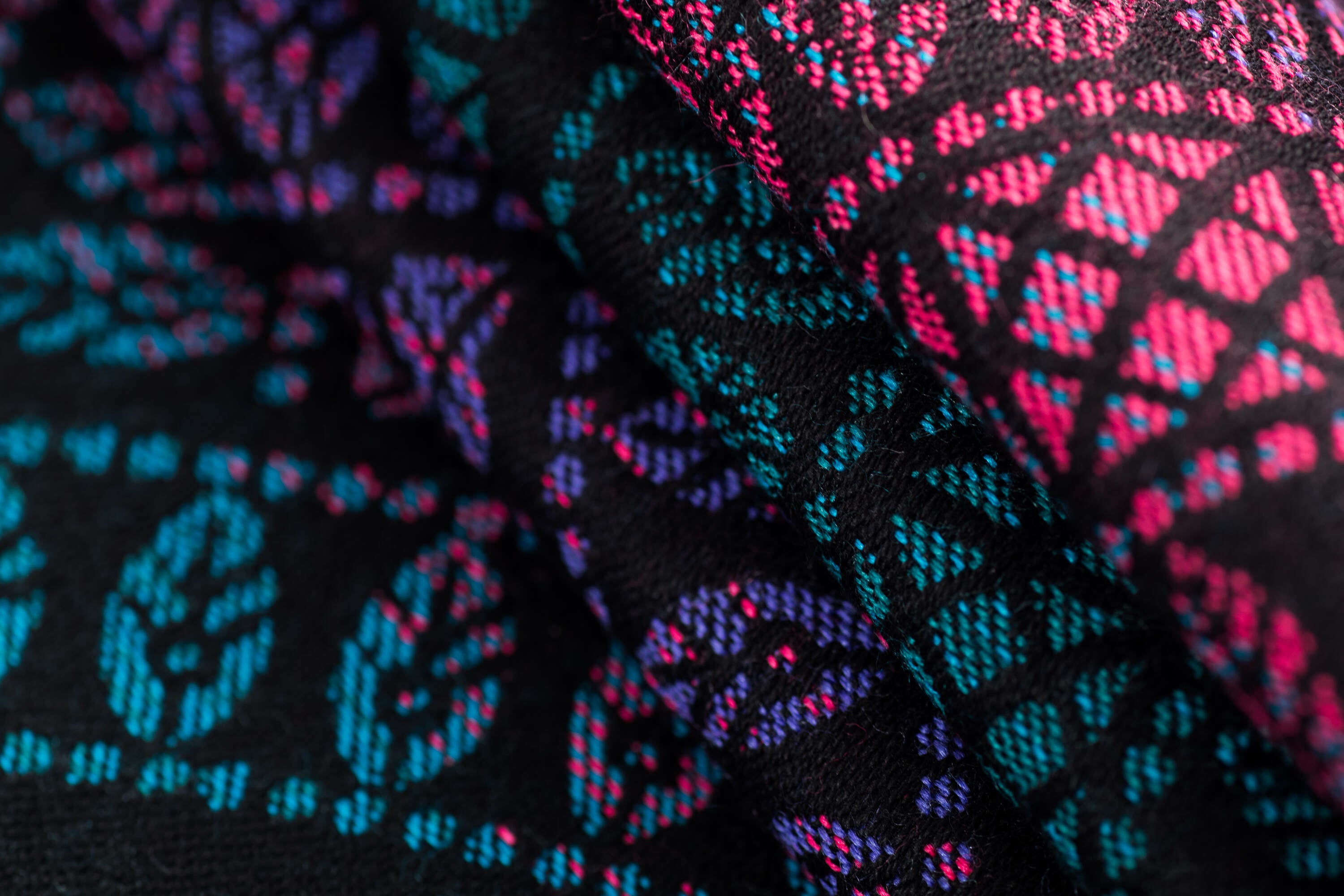 LennyLight csatos hordozó 60% pamut, 28% merinói gyapjú, 8% selyem, 4% kasmír | PEACOCK'S TAIL - BLACK OPAL