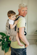 LennyPreschool csatos hordozó 100% pamut | LITTLE HERRINGBONE ALMOND