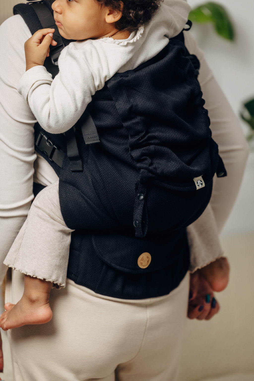 LennyPreschool csatos hordozó 100% pamut | LITTLE HERRINGBONE EBONY BLACK