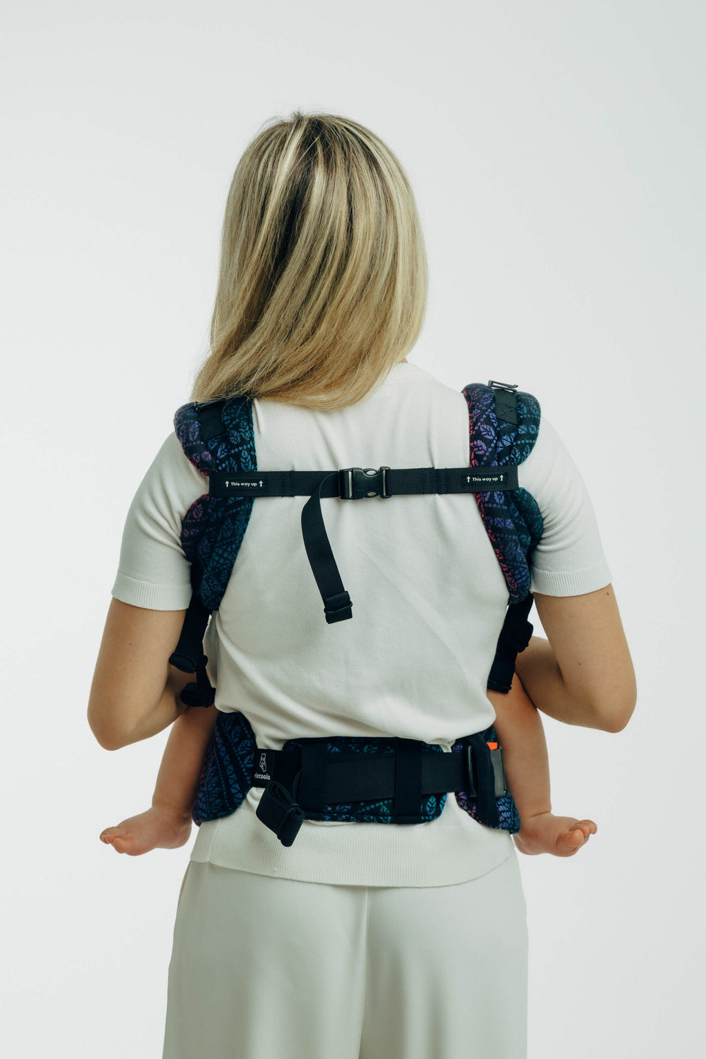 LennyUpGrade PRO csatos hordozó 60% pamut 28% merinói gyapjú, 8% selyem, 4% kasmír | PEACOCK'S TAIL - BLACK OPAL