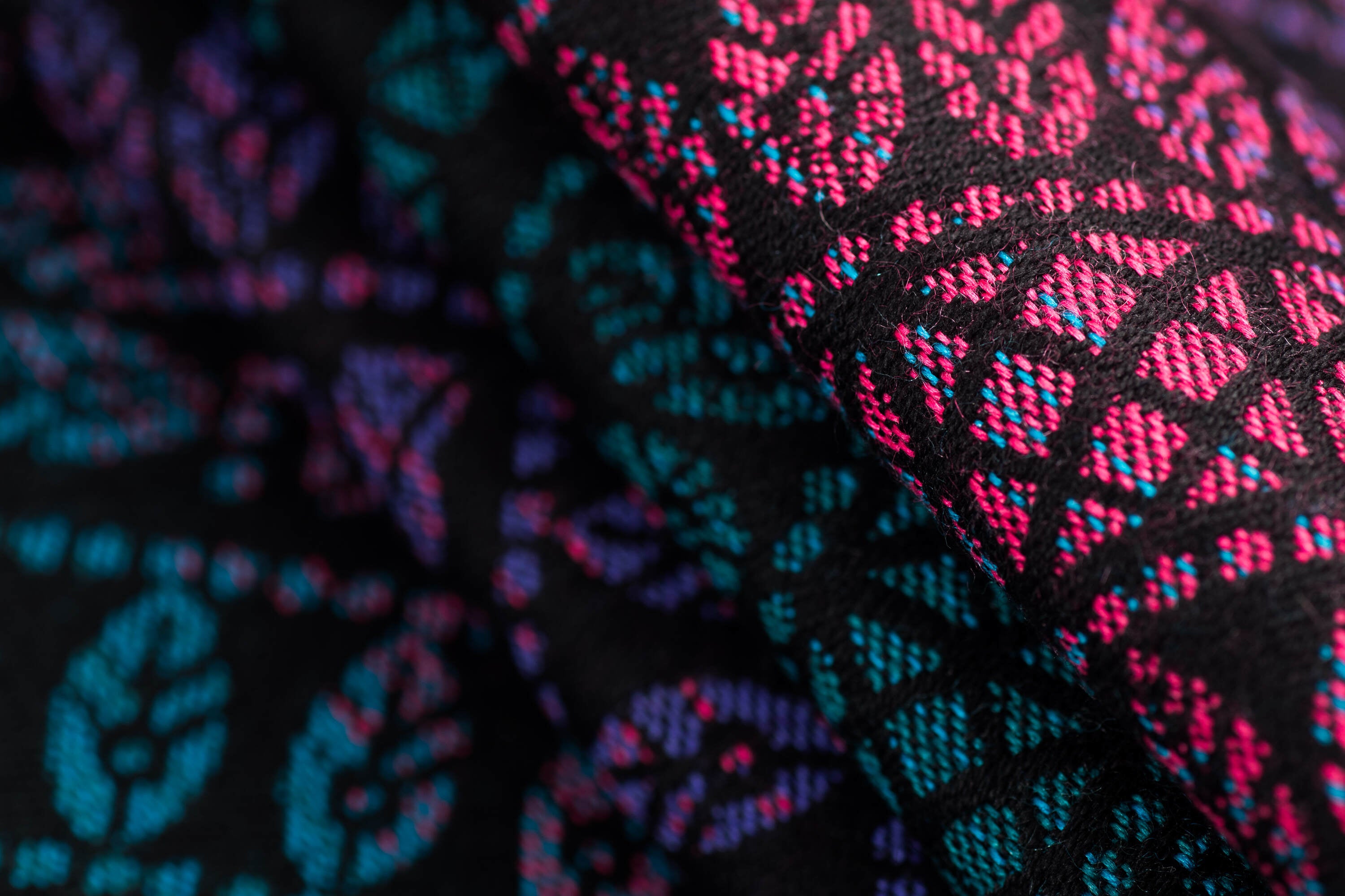 LennyUpGrade PRO csatos hordozó 60% pamut 28% merinói gyapjú, 8% selyem, 4% kasmír | PEACOCK'S TAIL - BLACK OPAL